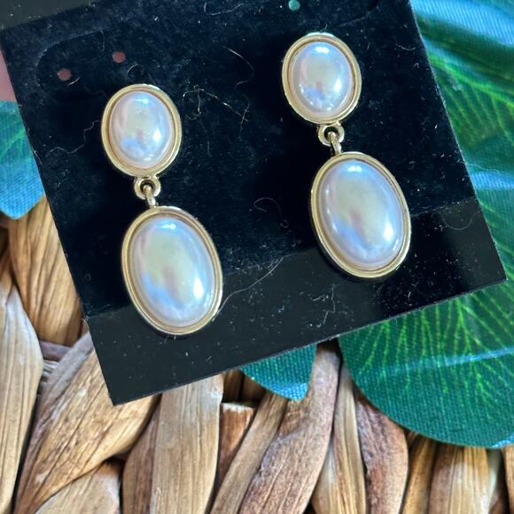 BOGO FREE CLASSY DEMURE DANGLE EARRINGS - Picture 1 of 5